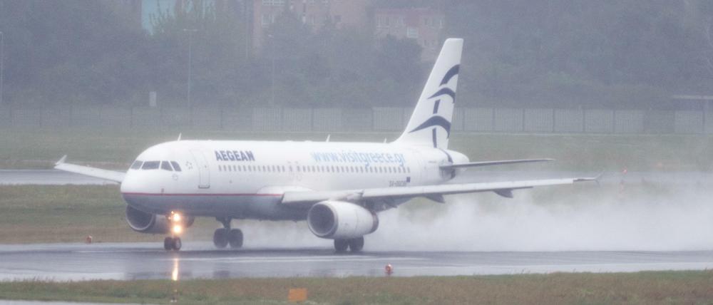 Der Flughafen Tegel im Regen Ende Juli