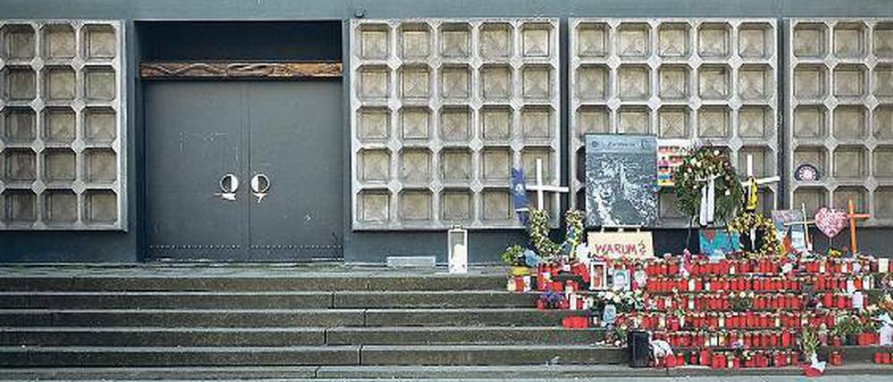Provisorisches Gedenken. Am Breitscheidplatz stehen Kerzen und Blumen, die an die Opfer erinnern.