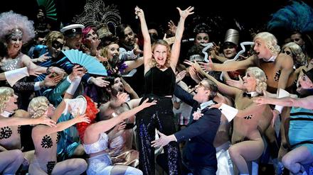 Ein funkelndes Spektakel. 2013 brachte Barrie Kosky die Operette „Ball im Savoy“ mit Dagmar Manzel auf die Bühne der Komischen Oper. Ein großer Erfolg.