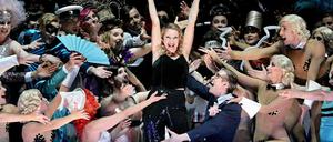 Ein funkelndes Spektakel. 2013 brachte Barrie Kosky die Operette „Ball im Savoy“ mit Dagmar Manzel auf die Bühne der Komischen Oper. Ein großer Erfolg.