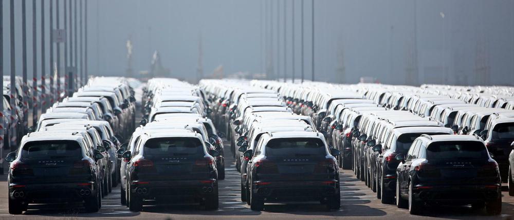 Groß und schmutzig: Neue Porsche Cayenne stehen auf dem Gelände des Porsche Werks in Leipzig.