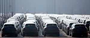Groß und schmutzig: Neue Porsche Cayenne stehen auf dem Gelände des Porsche Werks in Leipzig.