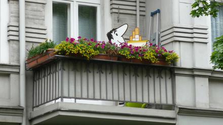 Mach Männchen. Die Schriftsteller, die hier lebten, haben aus Solidarität mit der Arbeiterklasse, vermutlich HB geraucht. 