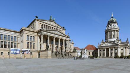 Das Konzerthaus (l) und der Französische Dom auf dem Gendarmenmarkt in Berlin.