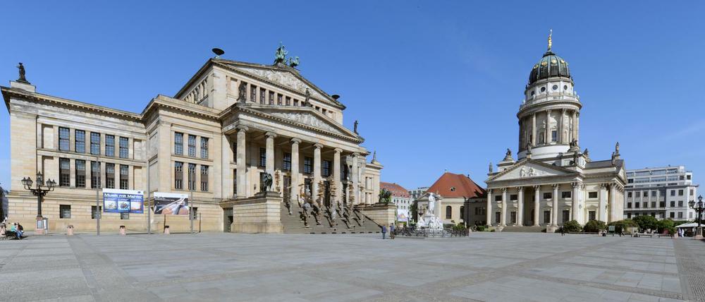 Das Konzerthaus (l) und der Französische Dom auf dem Gendarmenmarkt in Berlin. 
