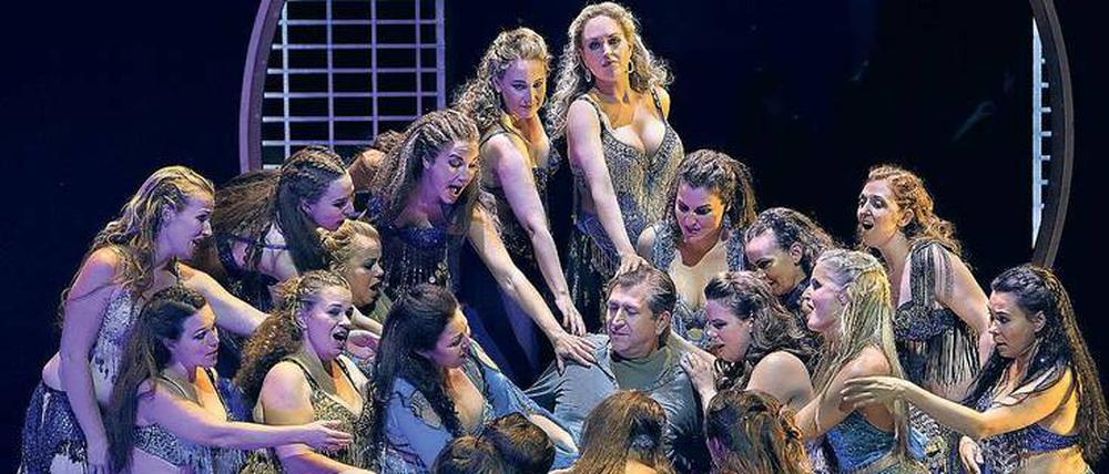 Bad in der Menge. Andreas Schager als Parsifal mit den Blumenmädchen.