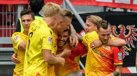 Die Spieler von Union Berlin feiern mit ihrem Torschützen Christopher Trimmel (28) das 1:0. 