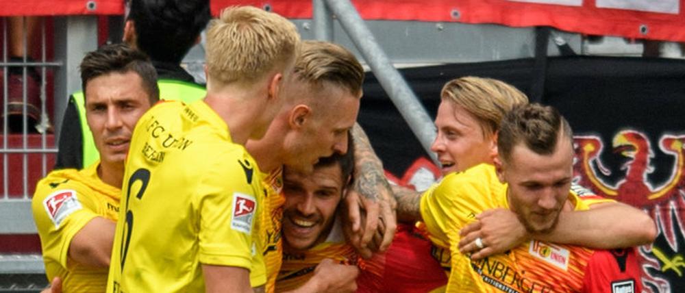Die Spieler von Union Berlin feiern mit ihrem Torschützen Christopher Trimmel (28) das 1:0.