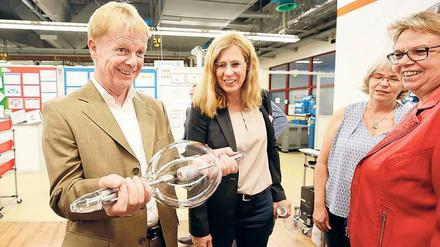Was ist das denn? DGB-Chef Reiner Hoffmann mit einer Speziallampe im Kreise von Gewerkschafterinnen vor ein paar Tagen im Berliner Osram-Werk.