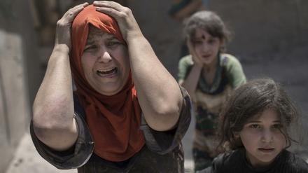 Das Leiden der Anderen. Eine Frau flieht mit ihren Kindern aus Mossul. Das Foto stammt aus dem Juni 2017.
