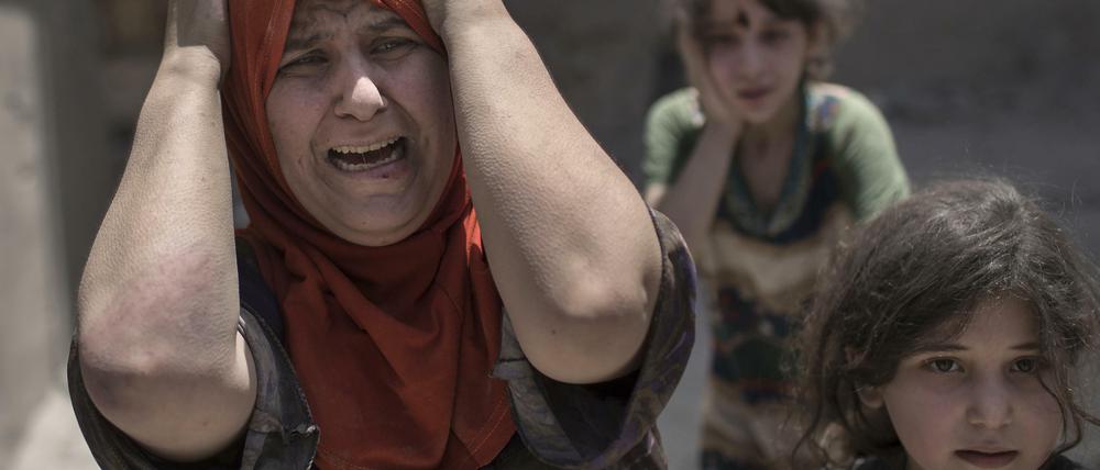 Das Leiden der Anderen. Eine Frau flieht mit ihren Kindern aus Mossul. Das Foto stammt aus dem Juni 2017.