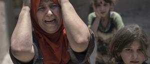 Das Leiden der Anderen. Eine Frau flieht mit ihren Kindern aus Mossul. Das Foto stammt aus dem Juni 2017.