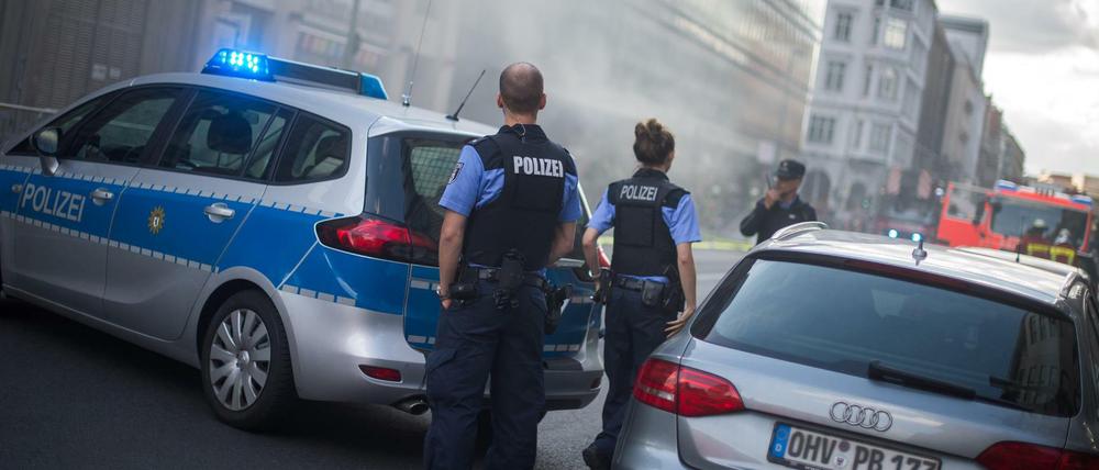 Viele Polizisten in Berlin gehen einer Nebentätigkeit nach.