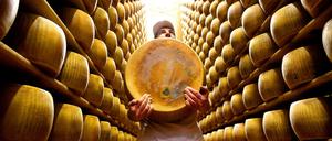 Bei Banken im italienischen Emilia Romagna liegen nicht nur Goldbarren in den Tresoren, sondern auch Parmesan.