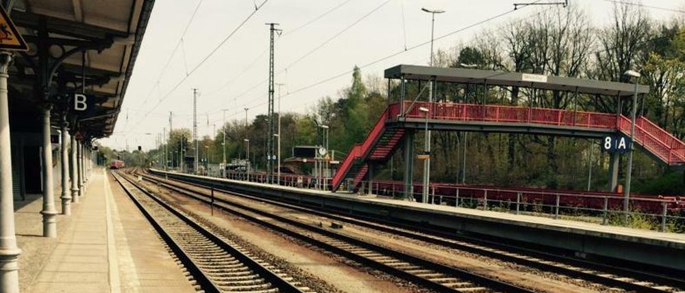 Wir stehen hier ganz außen auf dem Fernbahnsteig - rechts im Bild ist der vierte Bahnsteig zu erkennen, an dem früher die Nachtzüge hielten. Und die Autoreisezüge.