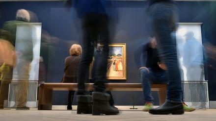  Besucher stehen im neuen Kunstmuseum Barberini in Potsdam.