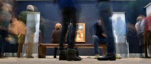  Besucher stehen im neuen Kunstmuseum Barberini in Potsdam.