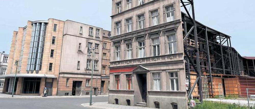Alles Kulisse. Die „Neue Berliner Straße“ in Babelsberg wurde für die Dreharbeiten von „Babylon Berlin“ – nach den Krimis von Volker Kutscher – im vergangenen Jahr wieder aufgebaut. 