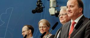 Schwedens Premier Stefan Löfven (rechts) bildete das Kabinett um. 