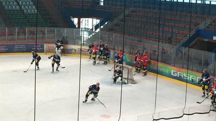Endlich wieder Eishockey. Bei den Eisbären wird ab jetzt wieder täglich auf dem Eis trainiert.