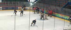 Endlich wieder Eishockey. Bei den Eisbären wird ab jetzt wieder täglich auf dem Eis trainiert.