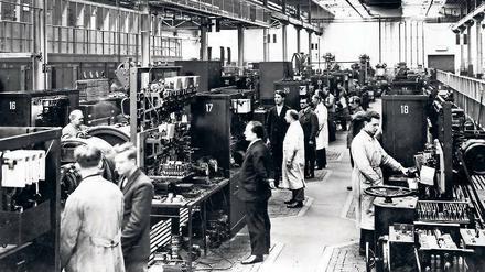 Unter Strom. Vor 100 Jahren wurde das Schaltwerk gegründet, 1928 zog es ins neue Hochhaus. Das Foto eines Prüffelds entstand 1929.
