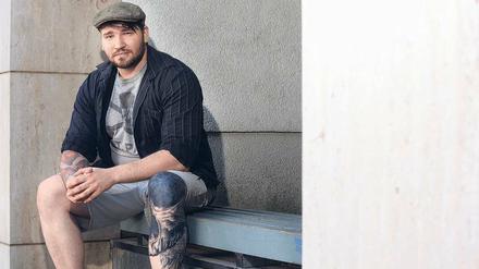 Der Aussteiger. Auf Christian Weißgerbers Knie war früher eine Hakenkreuztätowierung zu sehen. Heute klärt er Schulklassen über die Strategien der Neonazis auf.