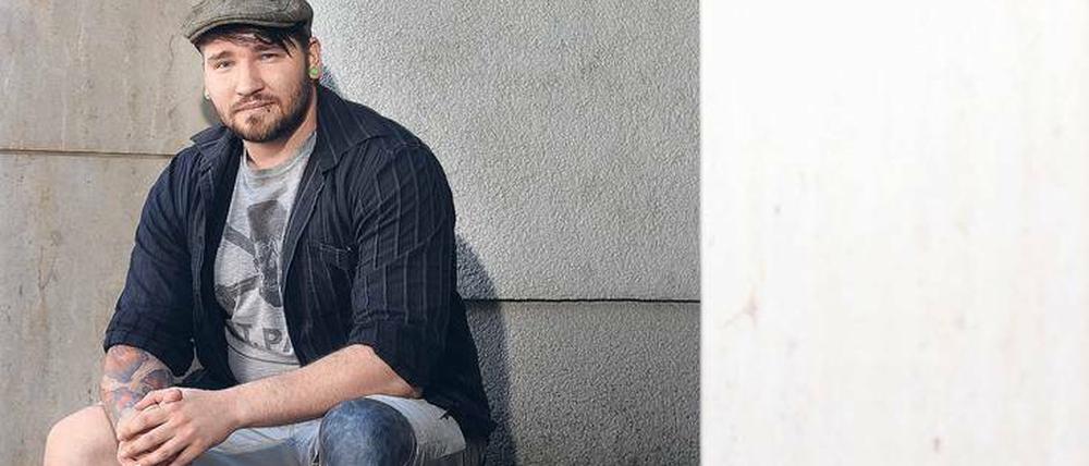 Der Aussteiger. Auf Christian Weißgerbers Knie war früher eine Hakenkreuztätowierung zu sehen. Heute klärt er Schulklassen über die Strategien der Neonazis auf.