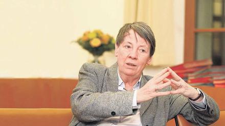  Barbara Hendricks (SPD) hatte politische Erfahrung in Nordrhein-Westfalen gesammelt, bevor sie 1998 als Staatssekretärin zu Oskar Lafontaine ins Finanzministerium wechselte. Sie blieb, als Hans Eichel und Peer Steinbrück (alle SPD) übernahmen. Nach dem Ende von Rot-Grün ging Hendricks als SPD-Schatzmeisterin ins Willy- Brandt-Haus in Berlin. Seit 2013 ist Hendricks Umweltministerin. Zuletzt konnte man den Eindruck haben, dass sie auch das Landwirtschafts- und Verkehrsressort ihrer CSU-Kollegen im Kabinett übernommen hätte.