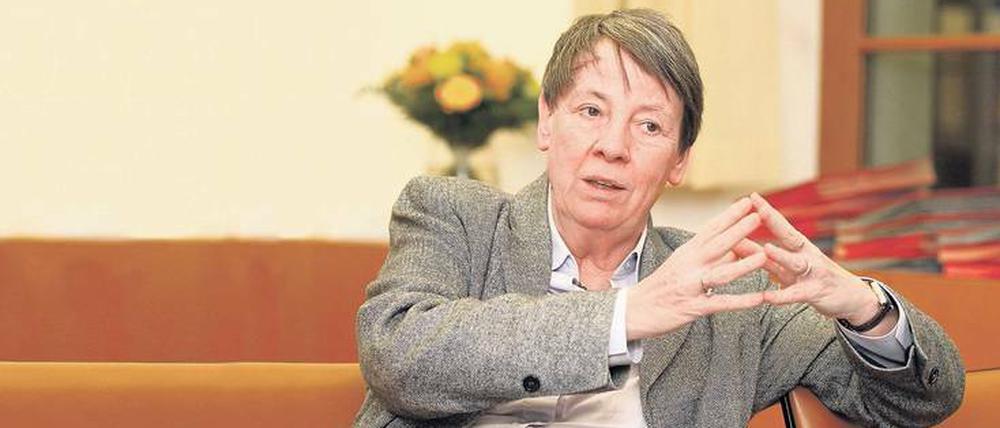  Barbara Hendricks (SPD) hatte politische Erfahrung in Nordrhein-Westfalen gesammelt, bevor sie 1998 als Staatssekretärin zu Oskar Lafontaine ins Finanzministerium wechselte. Sie blieb, als Hans Eichel und Peer Steinbrück (alle SPD) übernahmen. Nach dem Ende von Rot-Grün ging Hendricks als SPD-Schatzmeisterin ins Willy- Brandt-Haus in Berlin. Seit 2013 ist Hendricks Umweltministerin. Zuletzt konnte man den Eindruck haben, dass sie auch das Landwirtschafts- und Verkehrsressort ihrer CSU-Kollegen im Kabinett übernommen hätte.