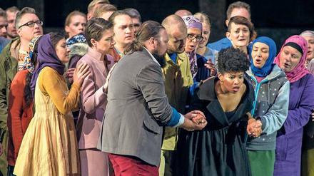 Welt im Wanken: Golda Schultz als Vitellia lässt sich vom Chor stützen. 