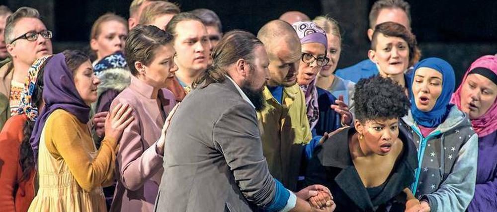 Welt im Wanken: Golda Schultz als Vitellia lässt sich vom Chor stützen. 