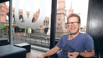 Das Wasser bis zum Hals. Steffen "Stoffel" Hack gründete das Watergate vor 15 Jahren direkt an der Oberbaumbrücke.
