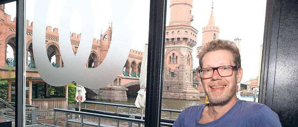 Das Wasser bis zum Hals. Steffen "Stoffel" Hack gründete das Watergate vor 15 Jahren direkt an der Oberbaumbrücke.