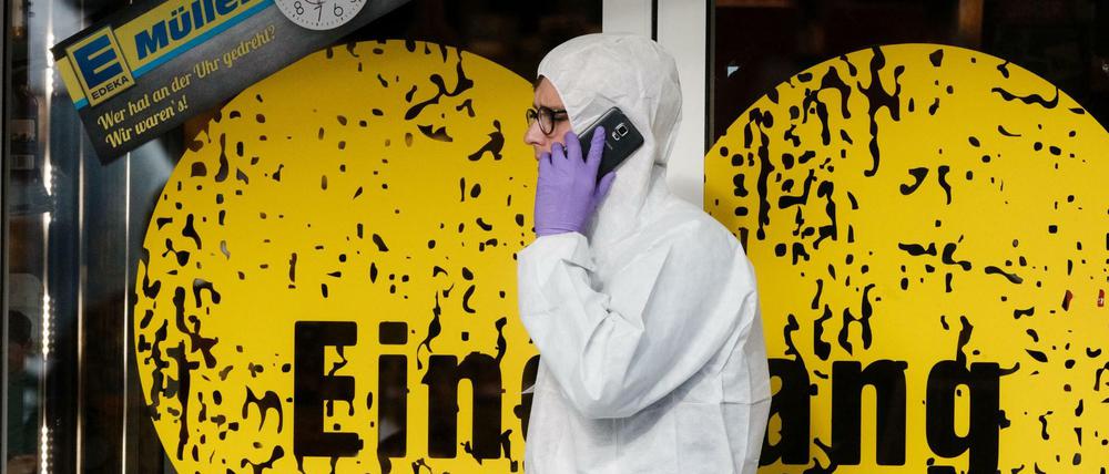 Ein Polizeibeamter der Spurensicherung.