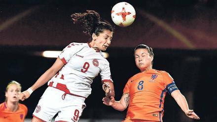 Hoch hinaus. Nadia Nadim hat für Dänemarks Nationalteam mittlerweile 73 Spiele absolviert. Nun will sie im EM-Viertelfinale heute auch Deutschland besiegen.