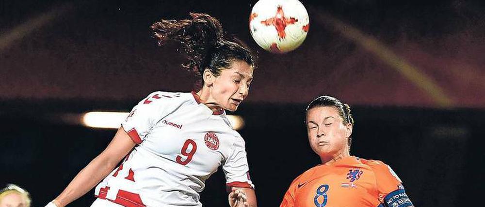 Hoch hinaus. Nadia Nadim hat für Dänemarks Nationalteam mittlerweile 73 Spiele absolviert. Nun will sie im EM-Viertelfinale heute auch Deutschland besiegen.