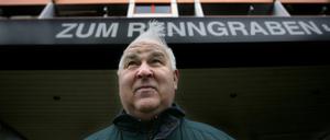 Der ehemalige Polizist Ferdinand Schmitt vor dem Haus Zum Renngraben 8, in dem Hanns Martin Schleyer gefangengehalten wurde. Schmitt hatte den richtigen Hinweis gegeben - doch der versandete.