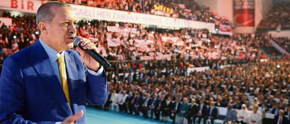 Die Säle sind voll, wenn Erdogan auftritt, doch wem kann er wirklich trauen? Auch in der AKP kommt es zu Kritik an seinem Kurs.