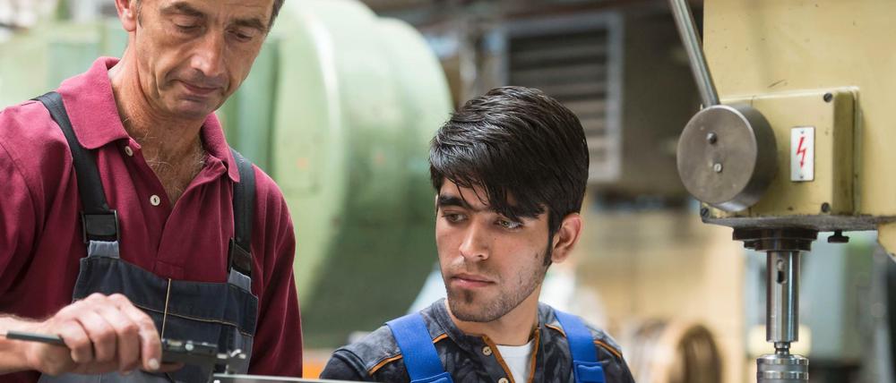 Die Jenaer Feinblech GmbH in Jena führt Flüchtlinge an den Arbeitsmarkt heran.
