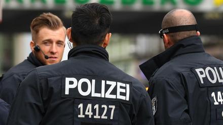 Berliner Polizisten am ersten Mai