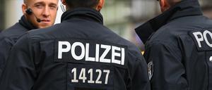 Berliner Polizisten am ersten Mai