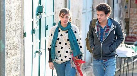 Julia und Romeo. Die Israelin Naomi (Daniel Kitsis) und der Palästinenser Eyad (Tawfeek Barhom) versuchen mit den sie umgebenden Konflikten zurechtzukommen.
