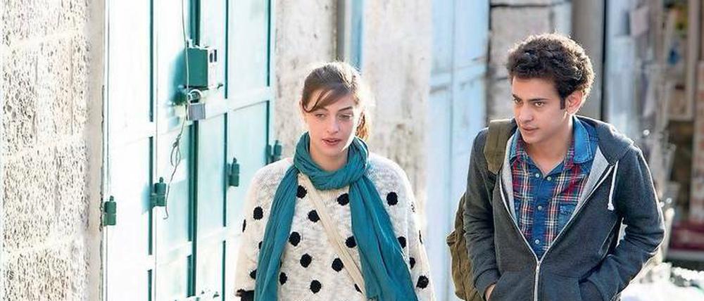 Julia und Romeo. Die Israelin Naomi (Daniel Kitsis) und der Palästinenser Eyad (Tawfeek Barhom) versuchen mit den sie umgebenden Konflikten zurechtzukommen.