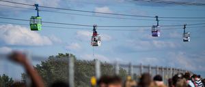 Gondeln hängen am 30.07.2017 in Köln über dem Rhein. 