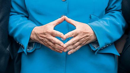 Bundeskanzlerin Angela Merkel (CDU) formt ihre Raute. 