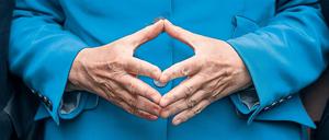 Bundeskanzlerin Angela Merkel (CDU) formt ihre Raute. 