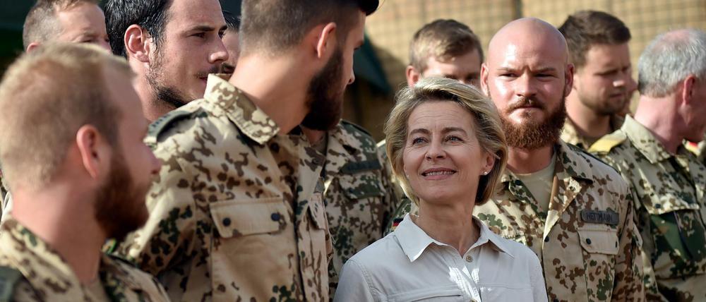 Bundesverteidigungsministerin Ursula von der Leyen (CDU) unterhält sich mit Soldaten im Camp Castor in Gao im Afrikanischen Mali. 
