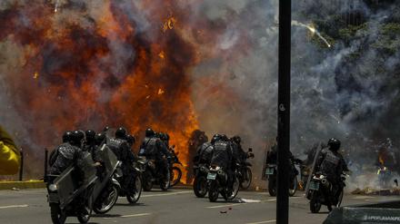 Polizeieinsatz in Caracas: Die Wahl Venezuela wird von heftigen Protesten, brutaler Gewalt und staatlicher Einschüchterung begleitet.  