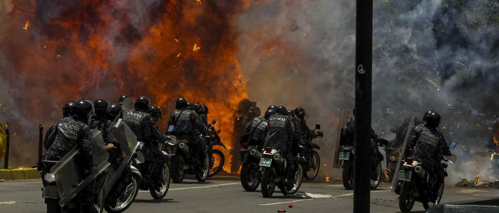 Polizeieinsatz in Caracas: Die Wahl Venezuela wird von heftigen Protesten, brutaler Gewalt und staatlicher Einschüchterung begleitet.  